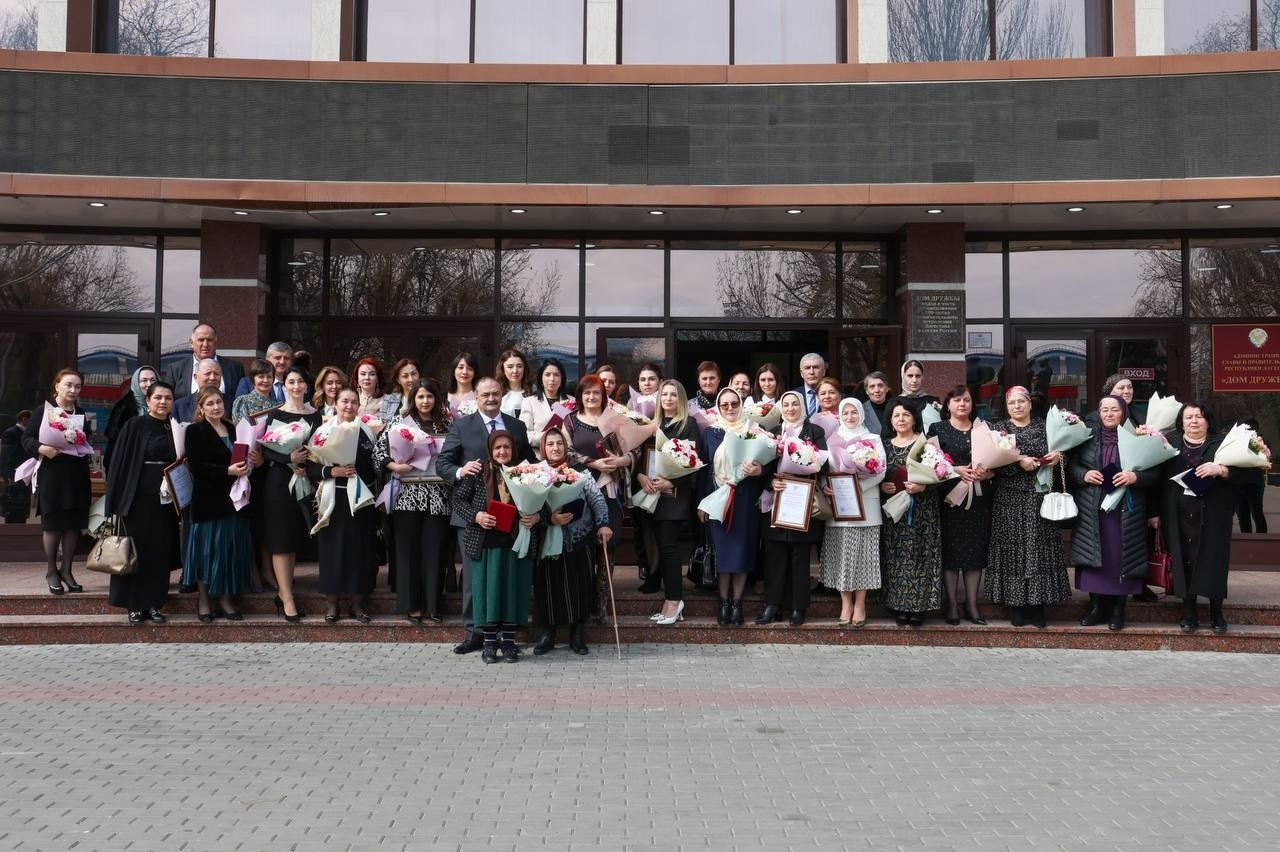 Глава региона поблагодарил за труд учителей, педагогов и работников сферы образования республики