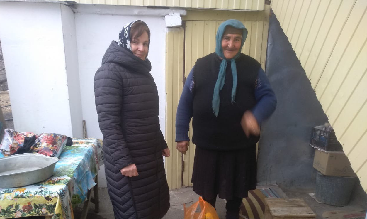 В ГБУ РД КЦСОН в МО "Ахтынский район" по действующим социально-инновационным технологиям "Банк вещей" и "Добрые руки" была проведена выдача благотворительной помощи