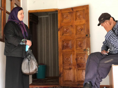 Заведующая отделением социального обслуживания на дому №3 граждан пожилого возраста и инвалидов Мирзаева НГ. посетила обслуживаемых отделением