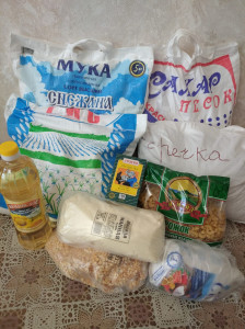 Медсестра - массажист Мадинат Магомедова доставила в ОССО очередной проднабор для нуждающихся