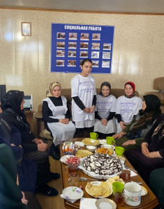 Юные волонтеры из 9 класса Гергебильской средней школы пришли на мероприятие организованное для подопечных отделением дневного пребывания граждан пожилого возраста и инвалидов, чтобы поздравить бабушек с первым весенним праздником/