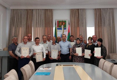 Вручение сертификатов о предоставлении безвозмездной субсидии на приобретение жилья участникам боевых действий в Афганистане.