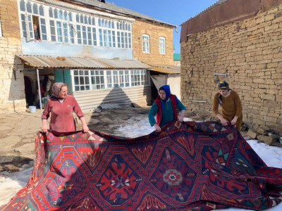 Соц.работницы организовали субботник у своих подопечных