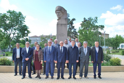 День поэзии Сулеймана Стальского. Участие директора учреждения в возложении цветов к памятнику народному поэту.