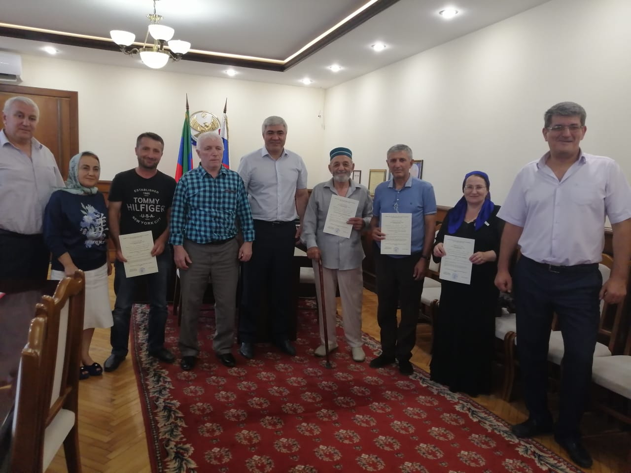 Инвалидам и семьям, имеющим детей инвалидов в городе Буйнакске, вручили свидетельства на улучшение жилищных условий