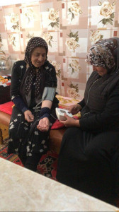 оказывает социальные услуги.