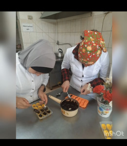 Приготовление шоколадных конфет ко Всемирному дню шоколада