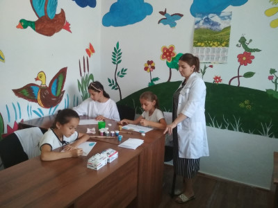 Занятие с инструктором по труду на тему: «Радужный мир детства»