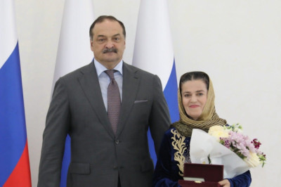 В преддверии празднования Дня России глава Дагестана Сергей Меликов вручил отличившимся дагестанцам государственные награды Российский Федерации и Республики Дагестан.