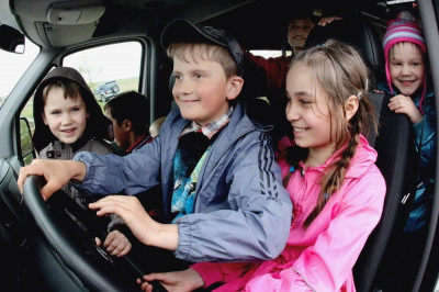 Многодетные семьи получат микроавтобусы