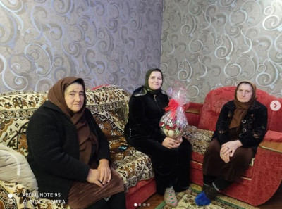 Социальная работница Гаджирамазанова Земфира селения Рича посетила своих подопечных и поздравила с Международным женским днём 8 марта.