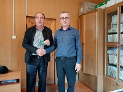 Вручение удостоверения ветерану труда06