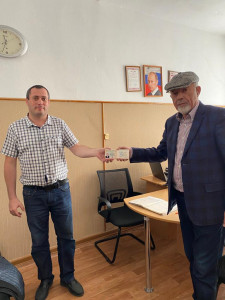 Вручение удостоверения ветерана труда