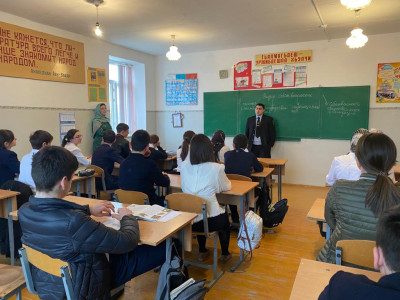 16.05.2022г в ГБУ РД КЦСОН в МО " Левашинский район" специалист отделения дневного пребывания Гаджиева Д.М и специалист отделения на дому Багандова А совместно со студентом 1курса СКИ ВГУЮ Алиевым М.Г провели лекционное занятие с учащимися 8-9 класса ЛС