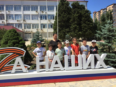 Прогулка детей по достопримечательностям города