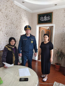 Представитель МЧС проводит инструктаж по пожарной безопасности с подопечной 1-го отделения граждан пожилого возраста и инвалидов