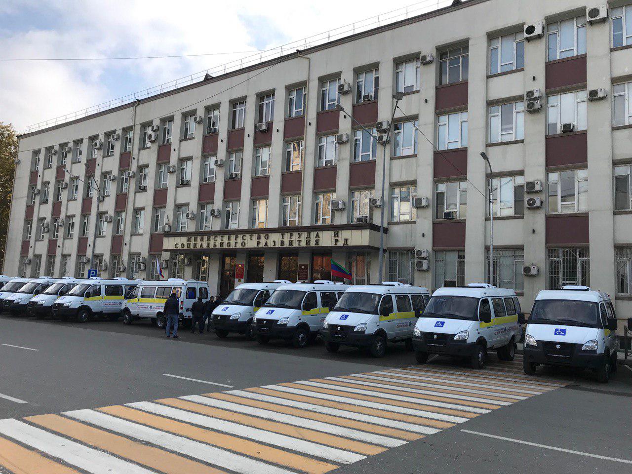 Учреждениям социальной защиты Дагестана вручили ключи от автомобилей в рамках проекта «Старшее поколение»