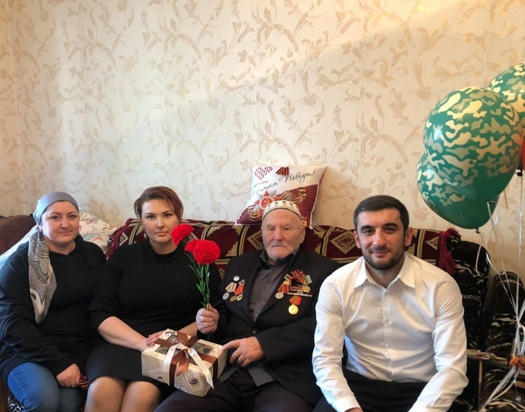 Работники Комплексного центра социального обслуживания г.Каспийска посетили ветеранов войны