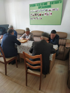 В отделении дневного пребывания граждан пожилого возраста и инвалидов ГБУ РД КЦСОН в МО "Курахский район" был проведен турнир по шашкам и шахматам, посвященный дню России.