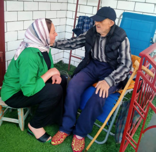 И.о. руководителя Комплексного Центра Дахадаевского района посетила ветерана ВОВ Раджаба Рабаданова