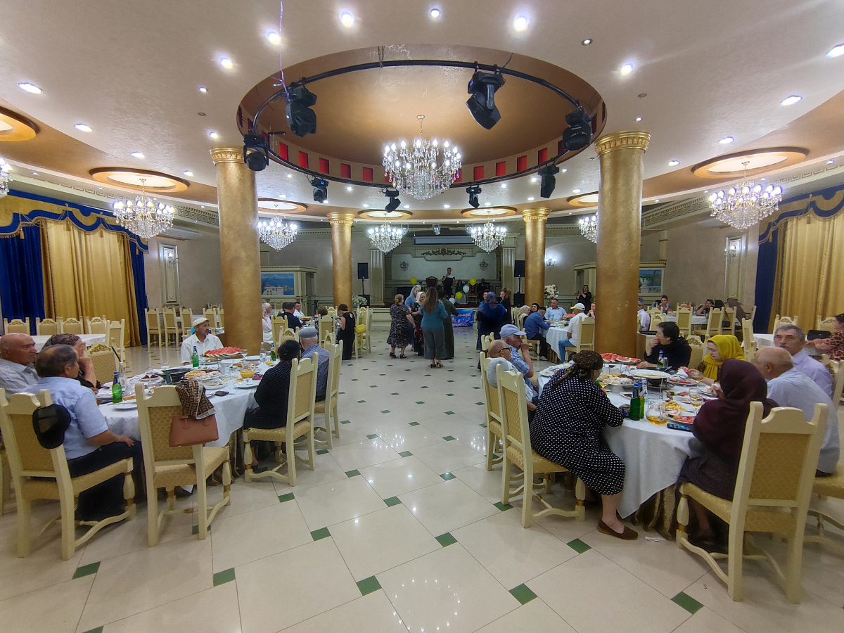  В преддверии праздника Дня семьи, любви и верности в Каспийском центре социального обслуживания организовали праздник для семейных подопечных учреждения 