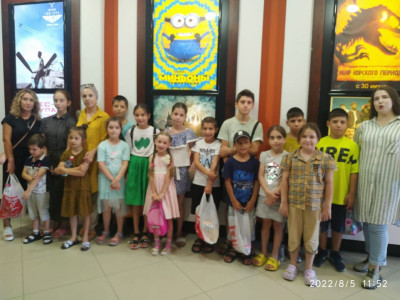 Визит в кинотеатр подопечных детей