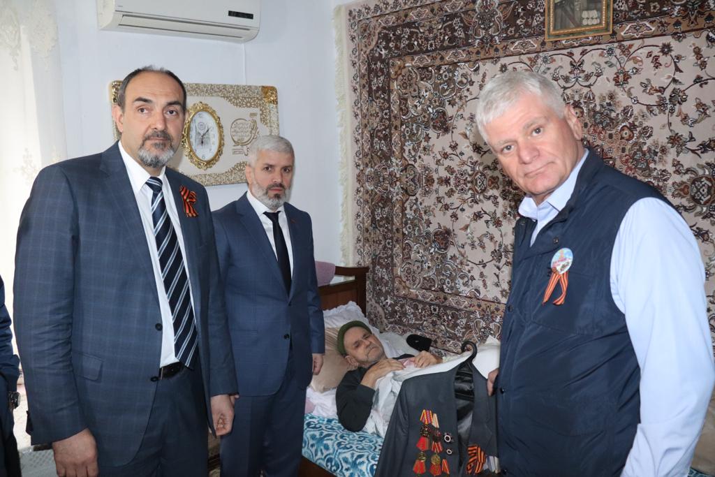  Руководитель соцзащиты Минтруда Дагестана в Кизилюртовском районе поздравил Ветерана ВОВ с наступающим Днём Победы