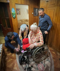 И.о директора ГКУ РД в МО "г. Кизляр" М.Ю. Яхьяев совместно с заместителем директора КЦСОН в МО "г. Кизляр" Д.А. Чесновым доставили инвалидное кресло для беженки из Украины