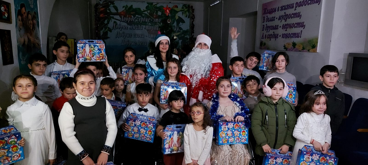 Социальные работники Минтруда РД в Дербенте раздали подопечным детям более 500 подарочных наборов к Новому году 