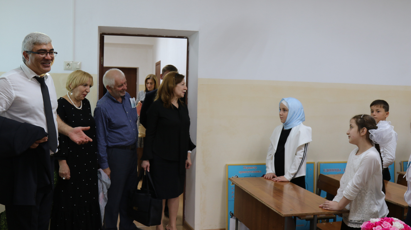 Изумруд Мугутдинова поздравила учеников  Буйнакской школы имени Героя Советского Союза, Юсупа Акаева с первым Днем знаний