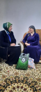 В преддверии международного женского дня заведующая отделением социального обслуживания на дому детей и семей с детьми Ахмедова З.А., посетила на дому своих подопечных