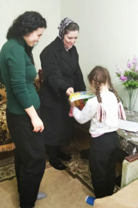 Вручили проднаборы и новую одежду беженцам из Украины