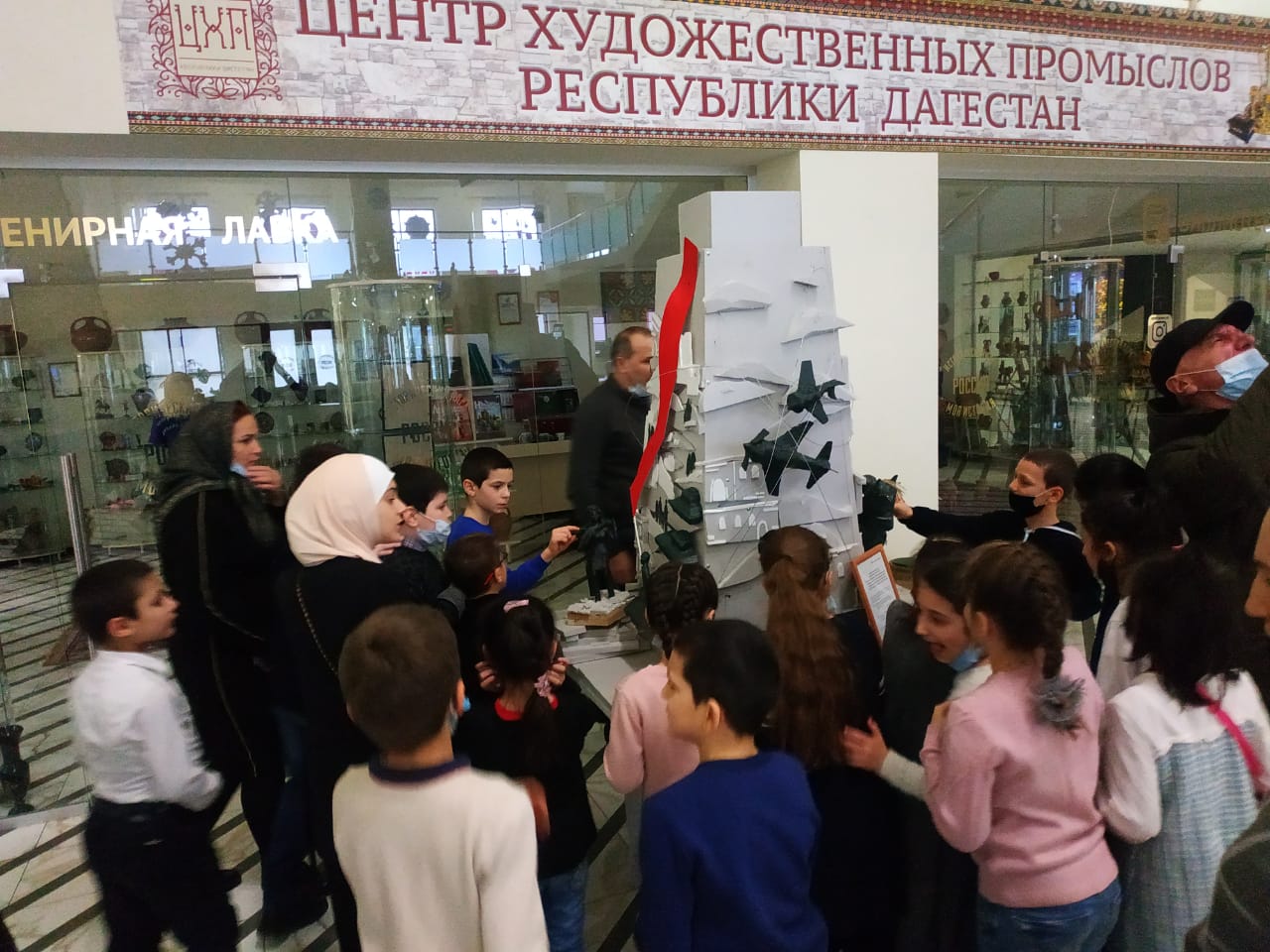 Подопечные центра помощи семье и детям Минтруда Дагестана ознакомились с историей образования ДАССР. 