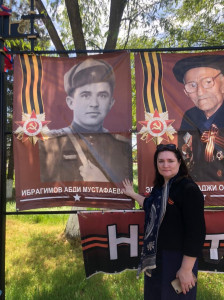 Ибрагимова Элина Мустафаевна у баннера своего деда