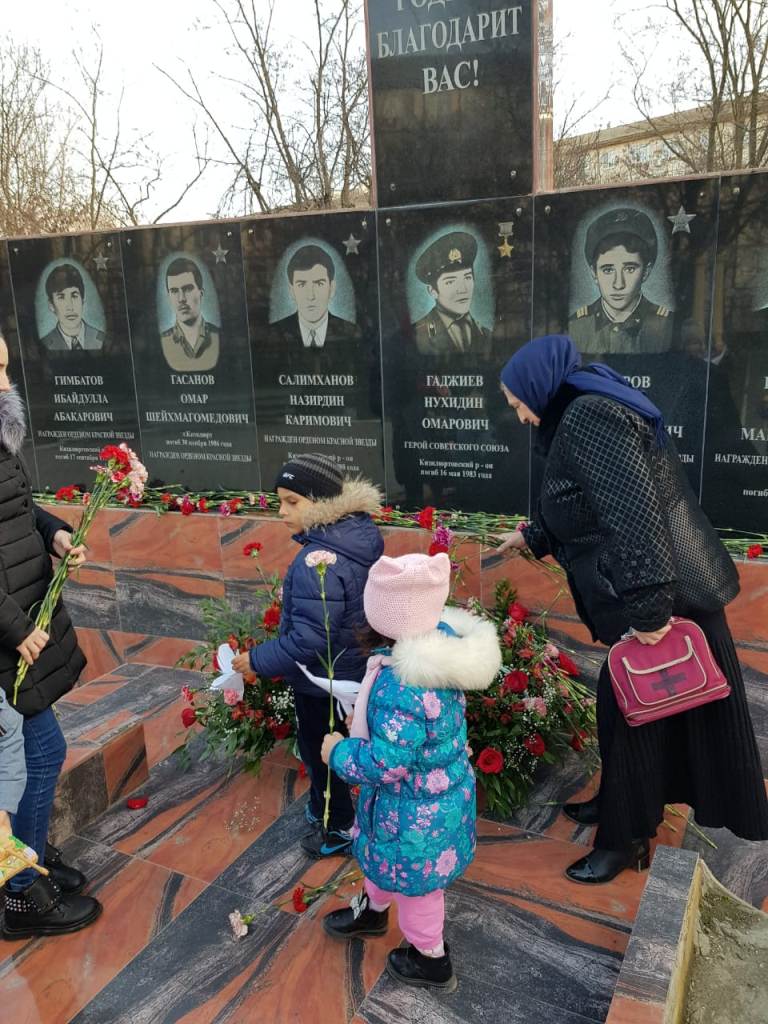 Воспитанники кизилюртовского  реабилитационного центра приняли участие в возложении цветов к памятнику павшим воинам Афганцам.