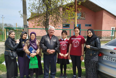 Волонтеры вместе с соц.работниками с. Адильотар наводят порядок на приусадебных участках обслуживаемых центром.