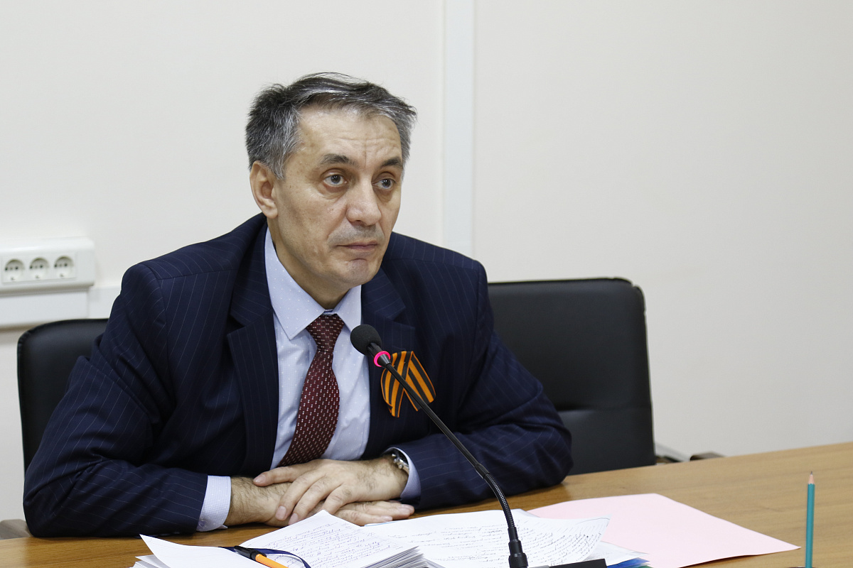 Абдурахман Махмудов обсудил с руководителями подведомственных Министерству учреждений основные вопросы деятельности ведомства.