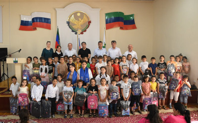 Социальные работники Минтруда Дагестана подготовили 178 первоклашек из малоимущих семей Дербентского района к учебному году. (15.08.2022г.)