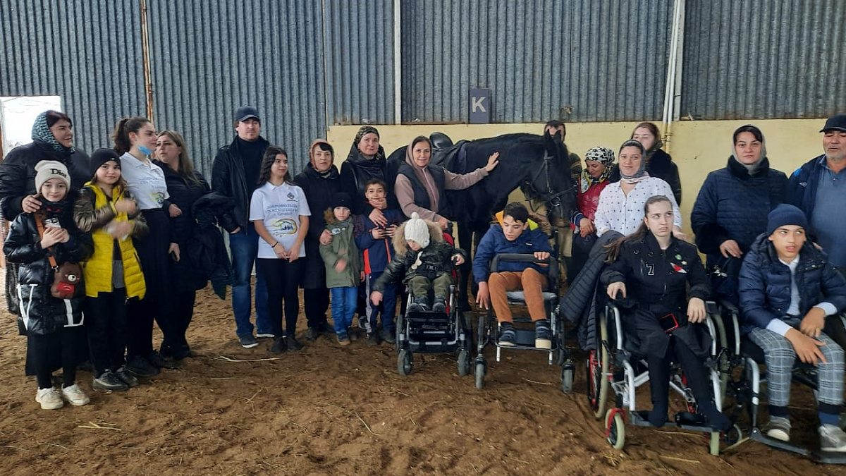  Центр социального обслуживания Минтруда РД организовал для детей-инвалидов экскурсию в Конно-спортивную школу «Джигит»