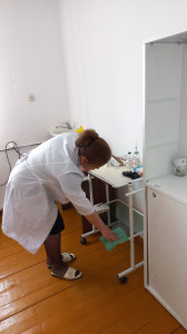 Младший персонал Реабилитационного центра Карабузакова Гульнара проводит уборку помещений