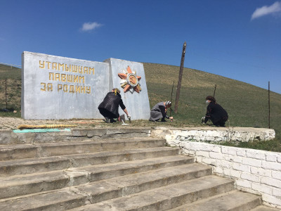 Памятники Победы - косметический ремонт социальными работниками.