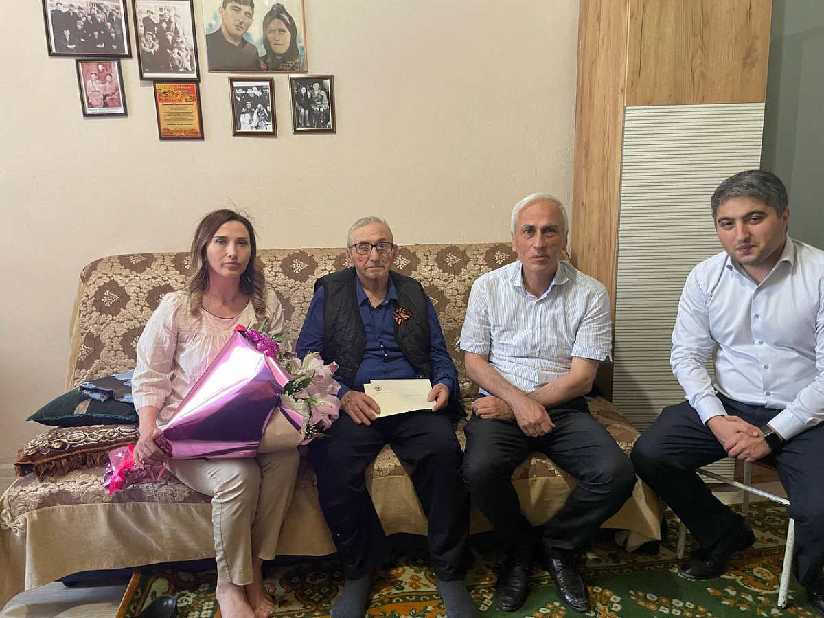 Представители Минтруда Дагестана поздравили Ветерана ВОВ с 99-летием