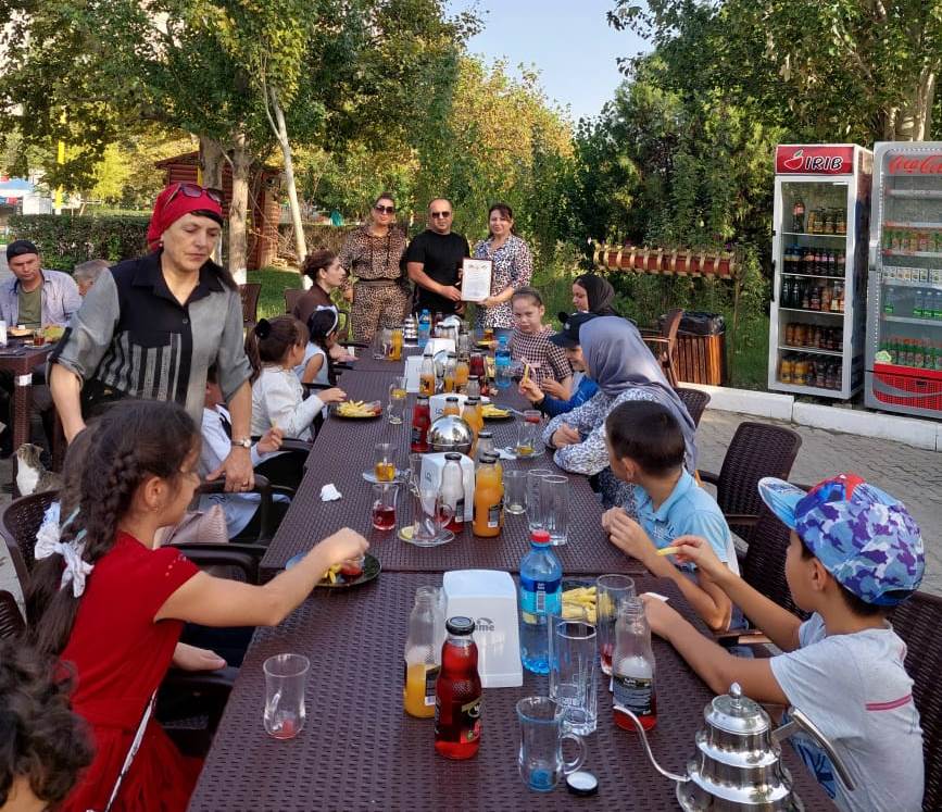 Работники Каспийского Комплексного центра социального обслуживания помогли меценату организовать благотворительную поездку для детей в парк аттракционов «Дракон»