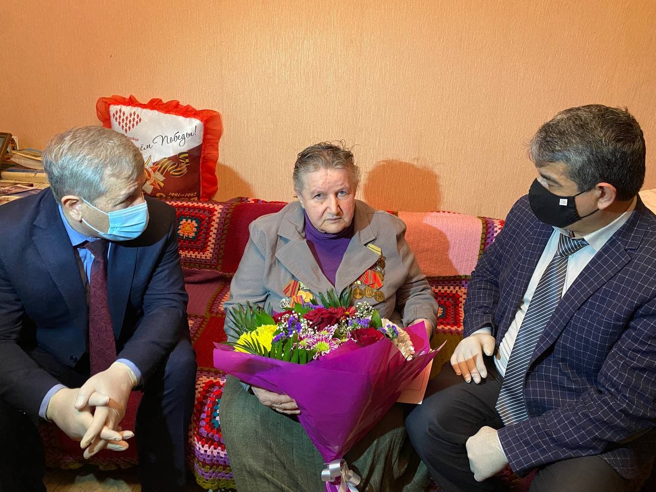 Представители учреждений Минтруда Дагестана поздравили жительниц  блокадного Ленинграда.