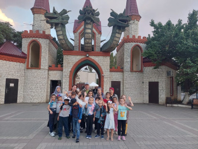 Поездка детей в парк аттракционов "Дракон"