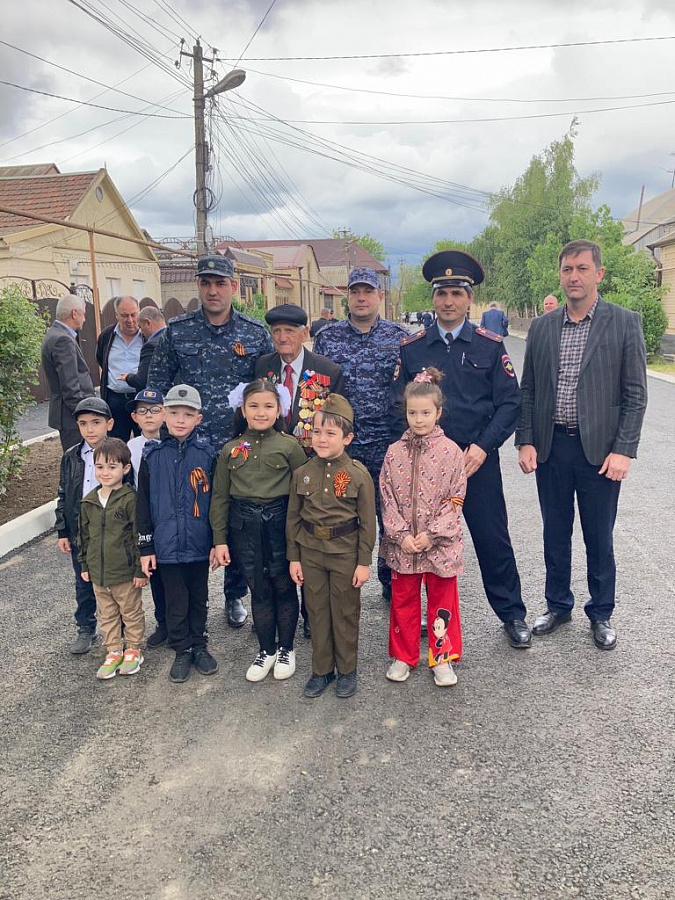 Руководитель соцзащиты Хасавюрта в преддверии праздника навестил Ветерана ВОВ