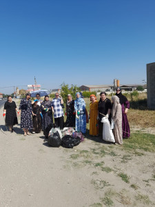 Работники ГБУ РД КЦСОН в МО"Хасавюртовский район"15.07.2022 г провели субботник по очистке закрепленной за учереждением территории.