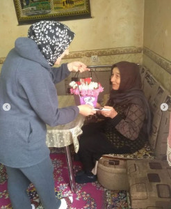 Социальная работница селения Дулдуг Османова Нияра при исполнении служебных обязанностей