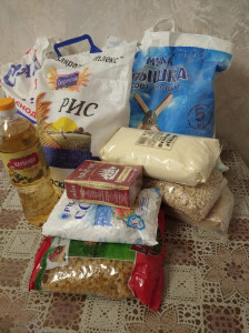 Медсестра - массажист Мадинат Магомедова доставила в центр очередной продуктовый набор