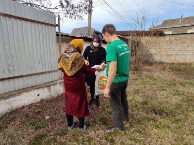 Адресная доставка продуктовой помощи от БФ Нова семье Алкадарских.